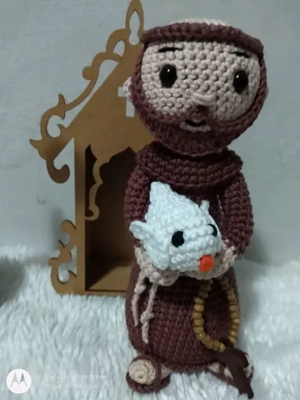 São Francisco de Assis Amigurumi com cachorrinho e gatinho