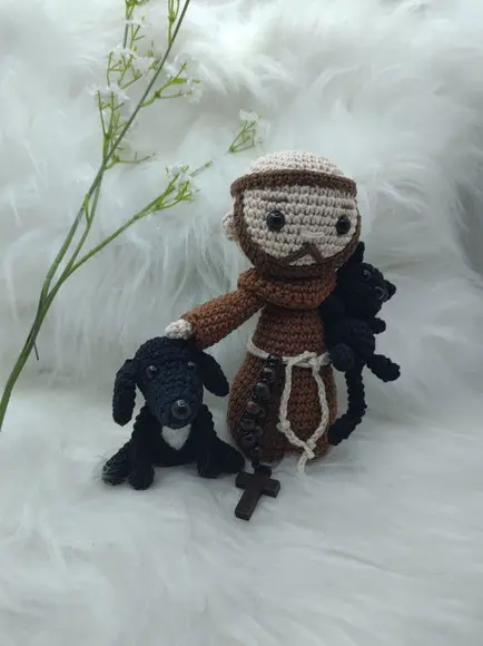 São Francisco de Assis Amigurumi com cachorrinho e gatinho