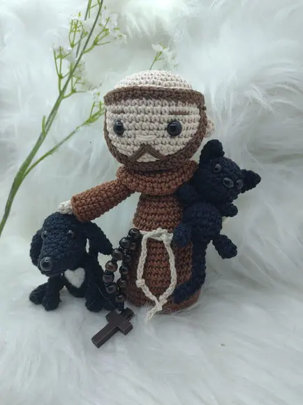 São Francisco de Assis Amigurumi com cachorrinho e gatinho