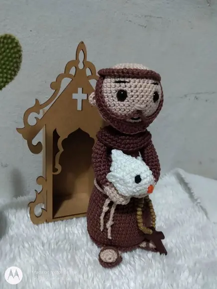 São Francisco de Assis Amigurumi com cachorrinho e gatinho