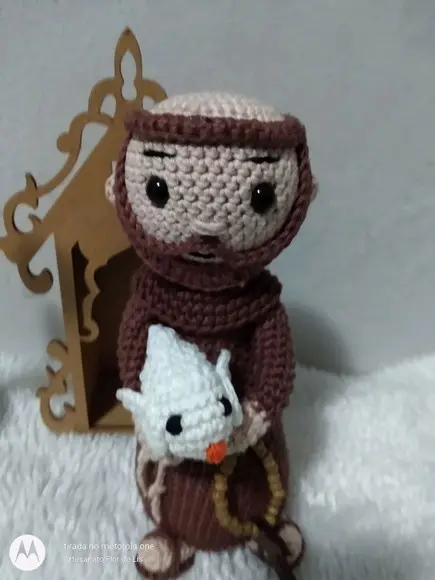 São Francisco de Assis Amigurumi com cachorrinho e gatinho
