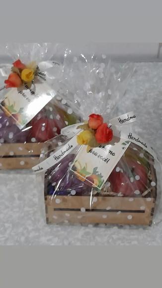 Caixote com Mini Frutas em Sabonetes