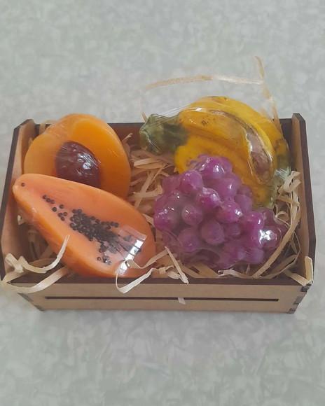 Caixote com Mini Frutas em Sabonetes