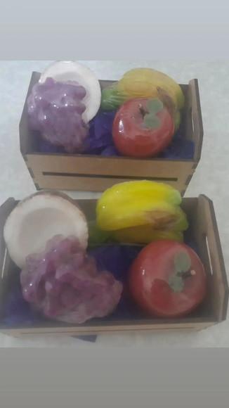 Caixote com Mini Frutas em Sabonetes