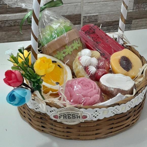 Cesta de Frutas e Flores