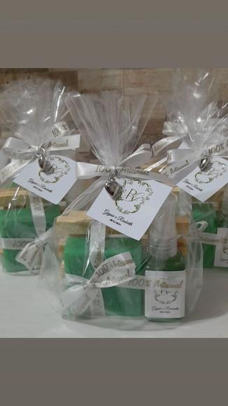 Kit de Barbear com Saboneteira de Madeira em Pinus