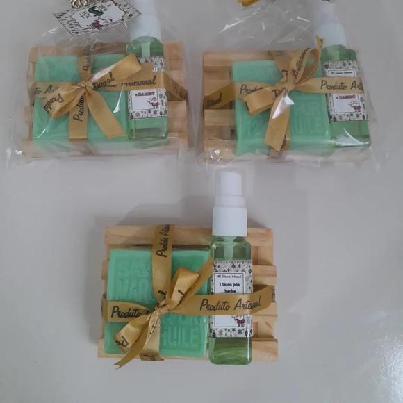 Kit de Barbear com Saboneteira de Madeira em Pinus