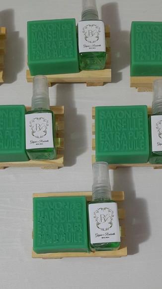 Kit de Barbear com Saboneteira de Madeira em Pinus