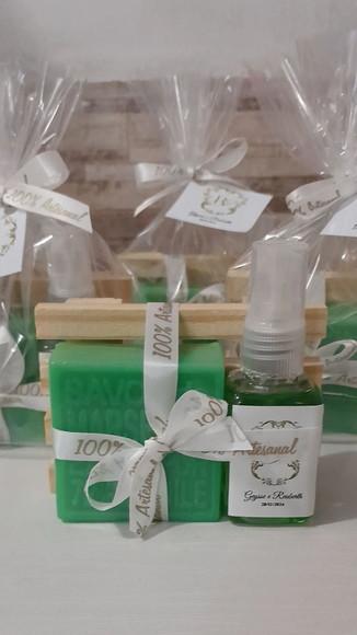 Kit de Barbear com Saboneteira de Madeira em Pinus