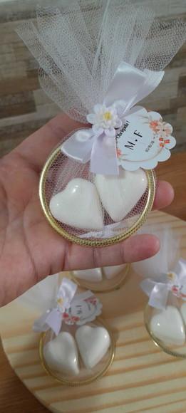 Sabonete Coração no Arco Dourado Casamento