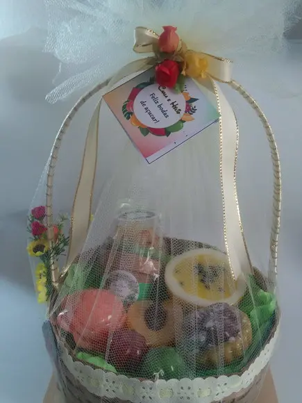 Cesta de Frutas e Flores