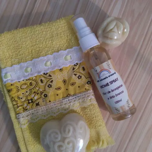 Kit Cesta de 02 Sabonetes e Home Spray com Toalhinha de Mão.