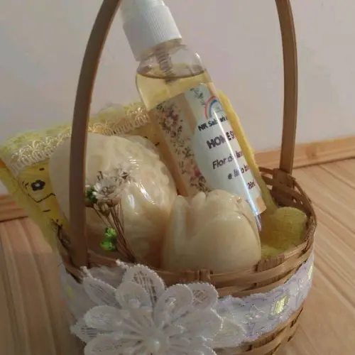 Kit Cesta de 02 Sabonetes e Home Spray com Toalhinha de Mão.