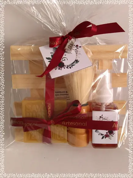 Kit de Barbear com Pincel e Saboneteira de Madeira em Pinus