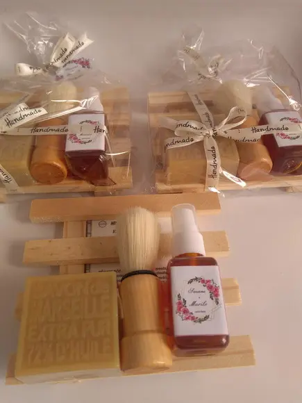 Kit de Barbear com Pincel e Saboneteira de Madeira em Pinus