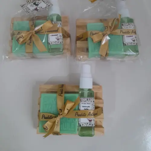Kit de Barbear com Saboneteira de Madeira em Pinus
