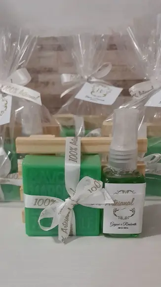 Kit de Barbear com Saboneteira de Madeira em Pinus