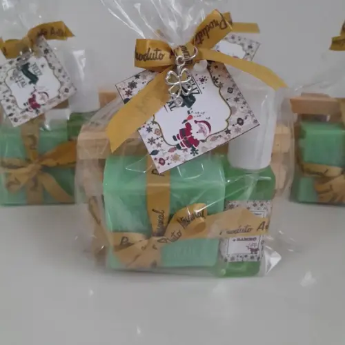 Kit de Barbear com Saboneteira de Madeira em Pinus