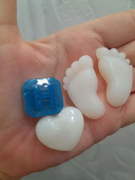 Sabonete 2 Pezinhos de Bebê com Inicial do Nome e Coração