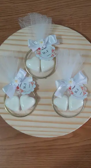 Sabonete Coração no Arco Dourado Casamento