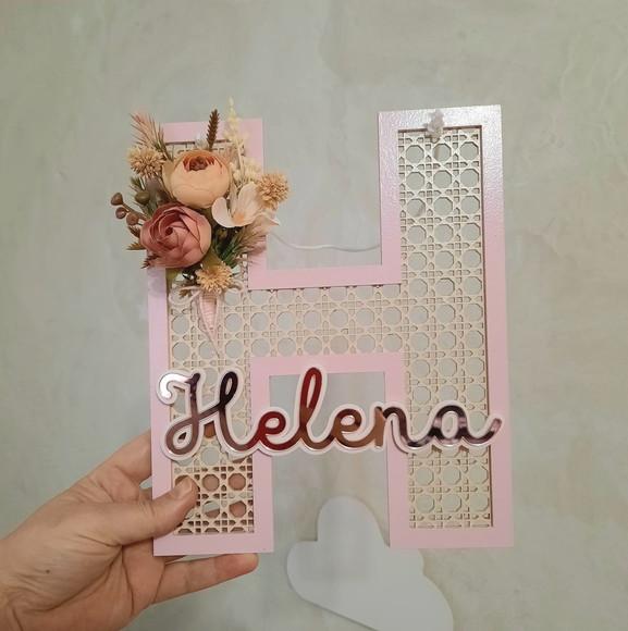 Letra Decorativa e Nome em mdf Acrílico Flores Palha Indiana