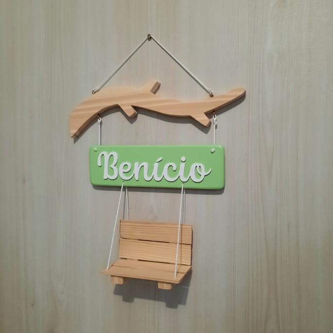 Galho com placa nome e balanço pinus