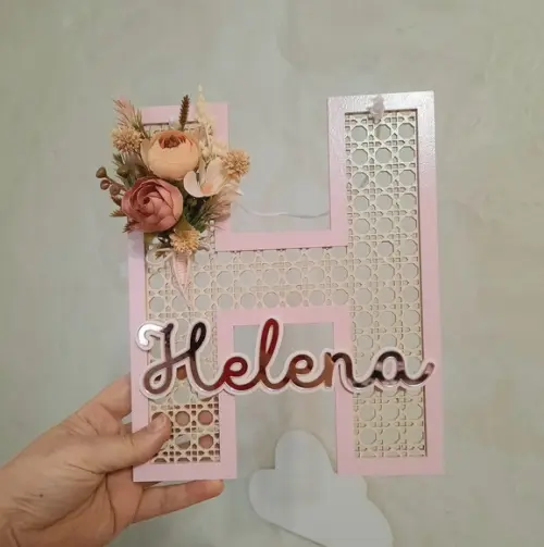 Letra Decorativa e Nome em mdf Acrílico Flores Palha Indiana