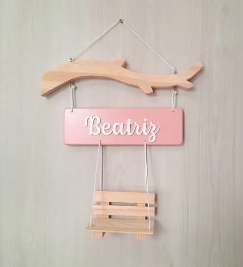 Galho com placa nome e balanço pinus