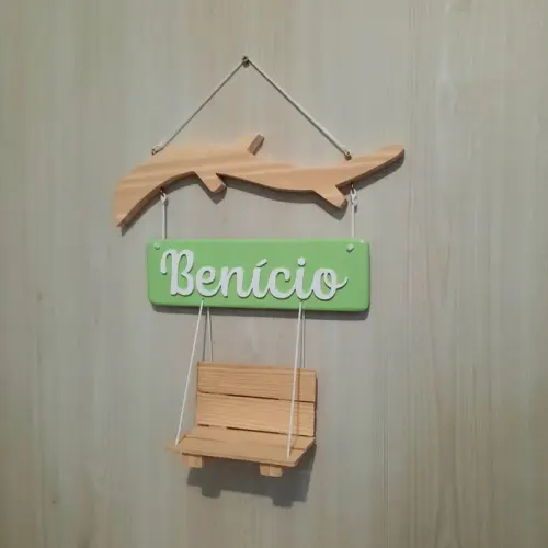 Galho com placa nome e balanço pinus