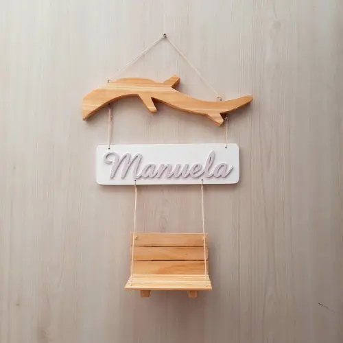 Galho com placa nome e balanço pinus