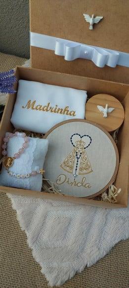 Caixa Padrinhos com Toalha, Vela, Terço e Quadro
