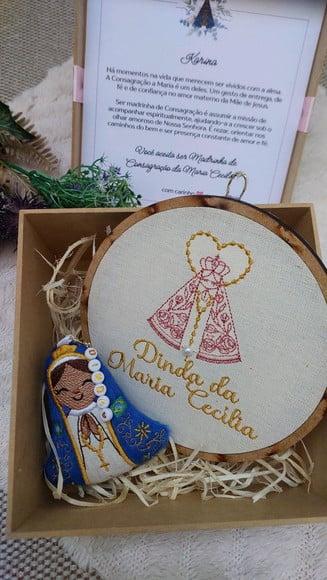 Convite Madrinha de Batismo com Quadro Bordado e Mini Terço