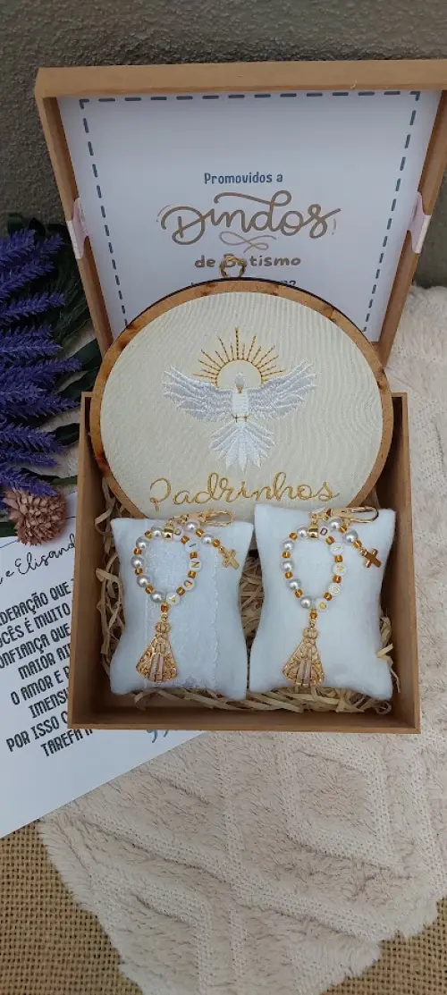 Convite de Batismo com terço e quadro bordado
