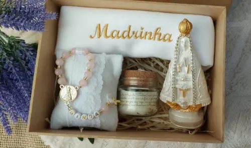 Caixa Padrinhos com Toalha, Vela, Terço e Imagem