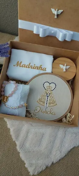 Caixa Padrinhos com Toalha, Vela, Terço e Quadro