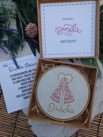 Convite Madrinha Batismo com Quadro Bordado