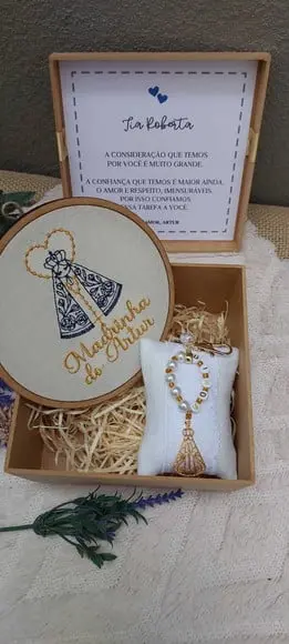 Convite Madrinha Batismo com Quadro Bordado e Chaveiro
