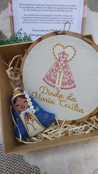 Convite Madrinha de Batismo com Quadro Bordado e Mini Terço