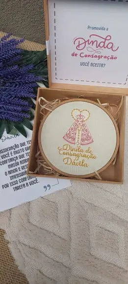 Convite Madrinha Consagração com Quadro Bordado