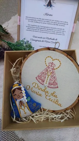 Convite Madrinha de Batismo com Quadro Bordado e Mini Terço