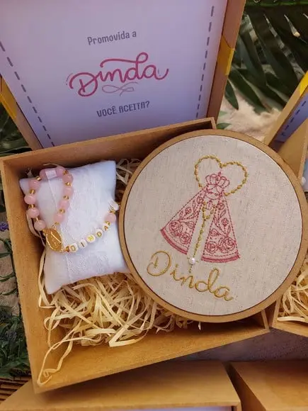 Convite Madrinha de Batismo com Quadro Bordado e Mini Terço