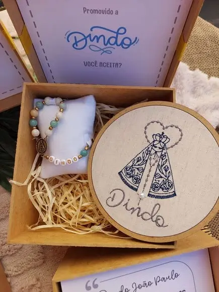 Convite Padrinho Batismo com Quadro Bordado e Mini Terço
