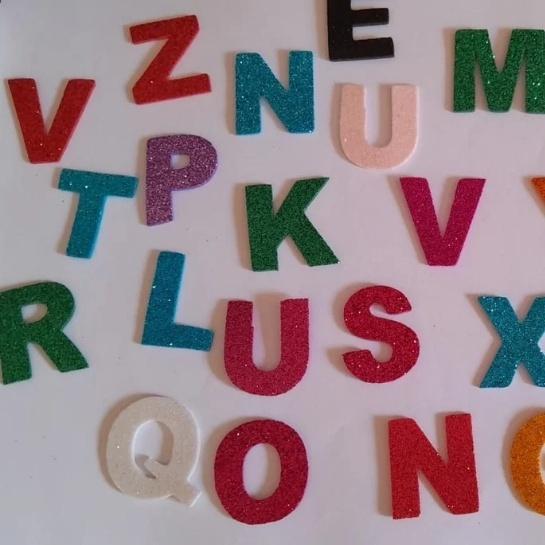 200 Letras 3cm em EVA  Liso Com Glitter