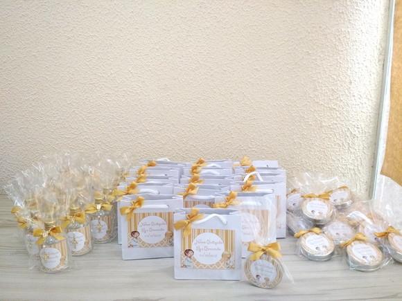 Lembrancinha Batizado Água Benta e Vela Perfumada Kit
