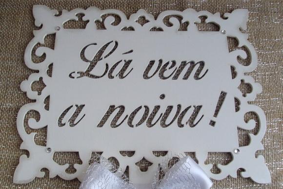 PLACA LÁ VEM A NOIVA