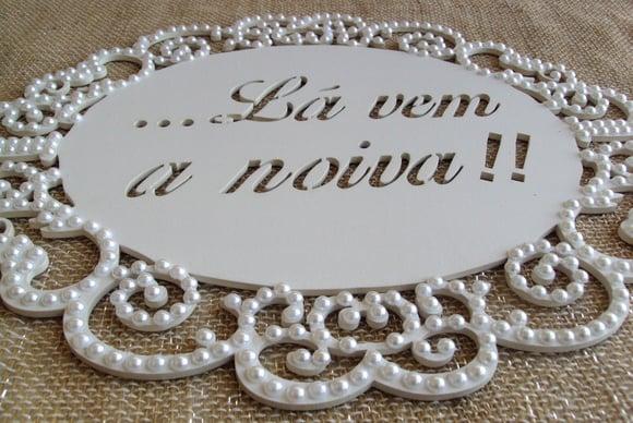 Placa LÁ VEM A NOIVA PÉROLAS