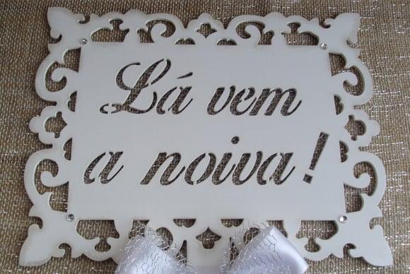 PLACA LÁ VEM A NOIVA
