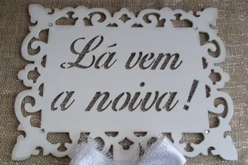 PLACA LÁ VEM A NOIVA