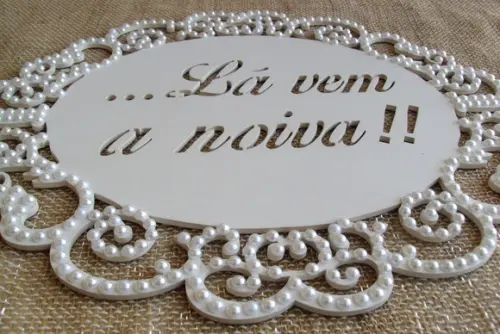 Placa LÁ VEM A NOIVA PÉROLAS
