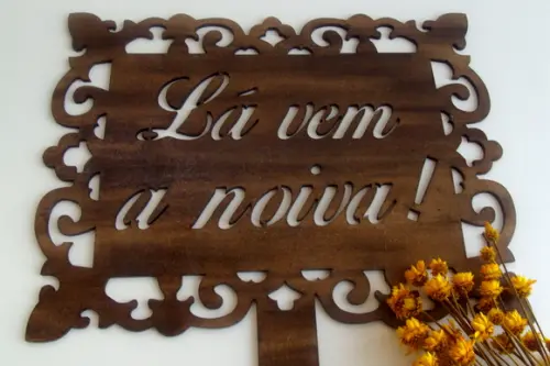 PLACA RÚSTICA LÁ VEM A NOIVA